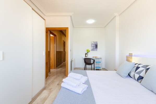 6 bedrooms, free cots/infant beds, bed sheets