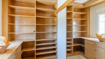 6 bedrooms, free cots/infant beds, bed sheets