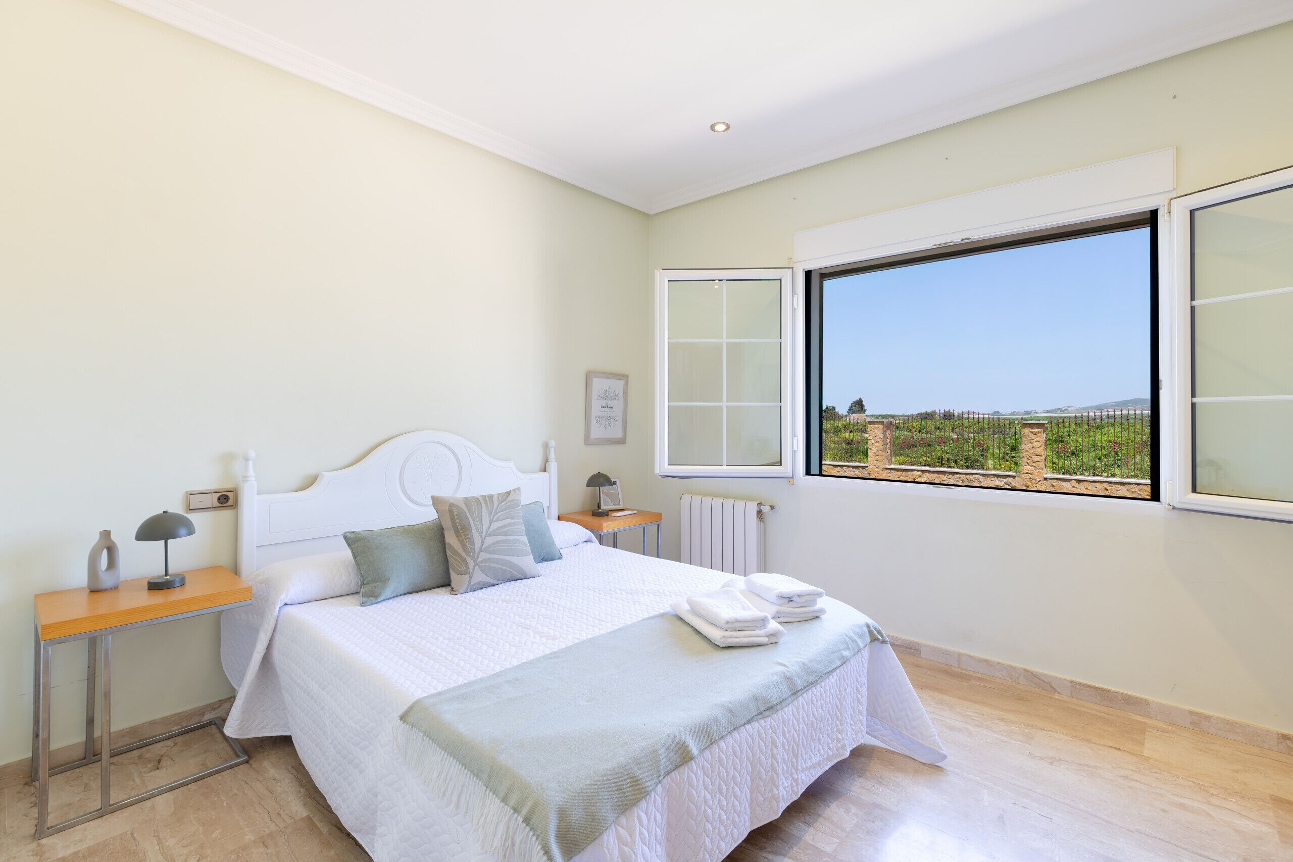 6 kamar tidur, tempat tidur bayi gratis, dan seprai linen