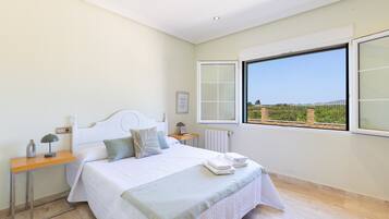 6 kamar tidur, tempat tidur bayi gratis, dan seprai linen