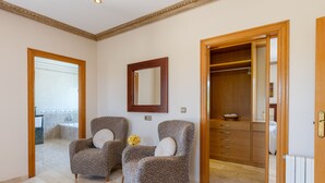 6 bedrooms, free cots/infant beds, bed sheets - Fields & Beachside Villa by Fidalsa (Jacarilla)