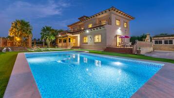 Kolam renang outdoor