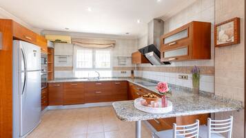 Microwave, dishwasher, coffee/tea maker, cookware/dishes/utensils