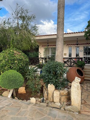 Property grounds - Villa Filip Coral Bay (Paphos)