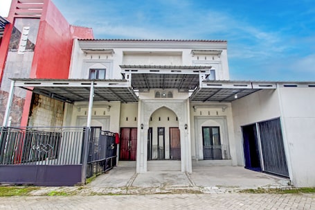 Front of property. Hotel O Guesthouse Alun Alun Purwokerto