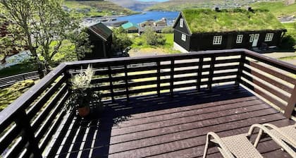 Charming Retreat with Stunning Views for 9 guests