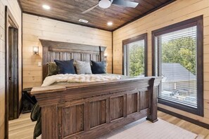 4 bedrooms, iron/ironing board, travel cot, WiFi - Peak Overlook by Beyond Expectations: 4BR Home w/ Pool, Hot Tub & Rooftop Patio (Pigeon Forge)