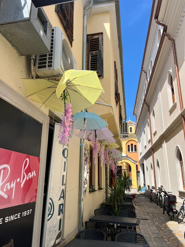 Outdoor dining - City Clock Apartment in Shkodra City (Shkodër)