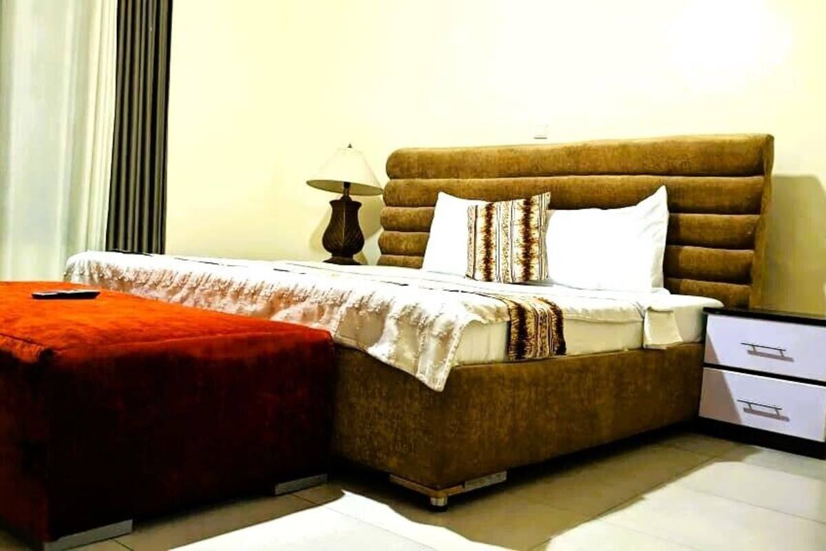 Executive Studio Suite, Balcony, Mountain View | Desk, laptop workspace, free WiFi