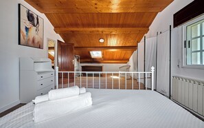 7 bedrooms, desk, iron/ironing board, travel cot