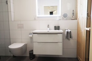 Shower, hair dryer - Time out - sauna. Terrace. Close to the beach. (Tossens)