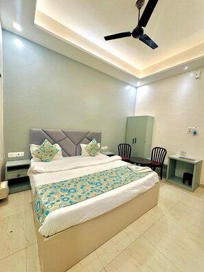 Standard Room | Memory foam beds, free WiFi, bed sheets - Sahani Hotel (Varanasi)