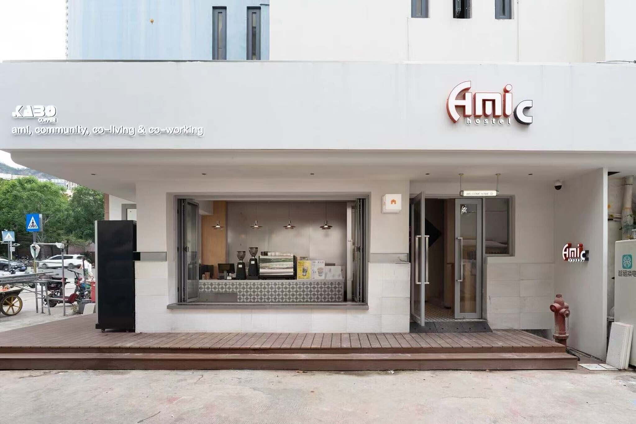 Een hostel genaamd Amic met een modern design, met een receptiehoek met een balie en zitplaatsen.