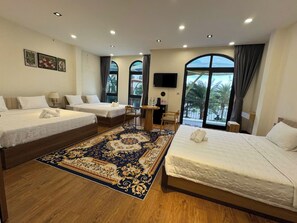 Escritorio, wifi gratis y ropa de cama