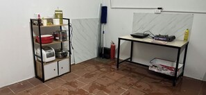 Refrigerador con freezer, microondas, tostadora, arrocera