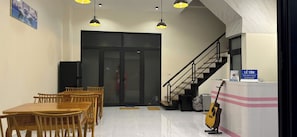 Coin salon dans le hall