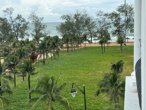 舒適四人房, 露台, 花園景 | 海灘/海景