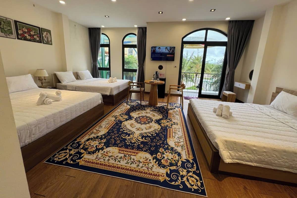 Chambre Familiale, plusieurs lits, balcon, vue jardin