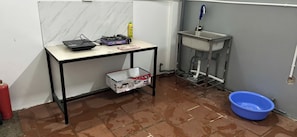 Grand réfrigérateur, micro-ondes, grille-pain, cuiseur de riz