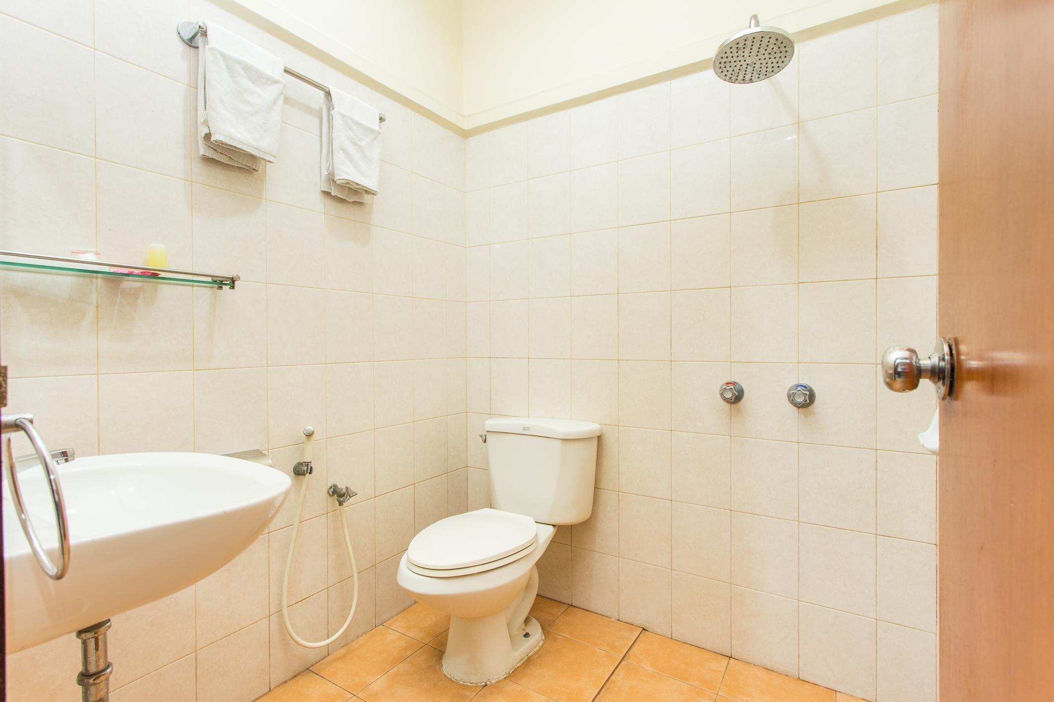 Un baño pequeño con lavamanos, inodoro y ducha.