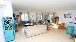 Smart TV, fireplace, DVD player, table tennis