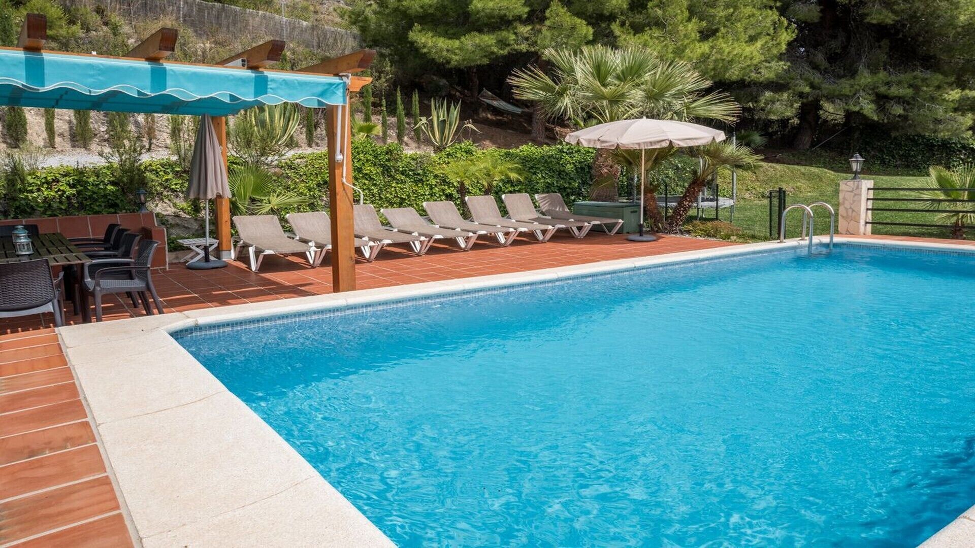 Una piscina al aire libre, una piscina climatizada