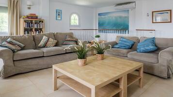 Smart TV, fireplace, DVD player, table tennis