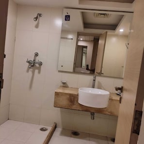 Deluxe-Zimmer | Badezimmer | Kostenlose Toilettenartikel, HandtĂŒcher, Seife, Shampoo