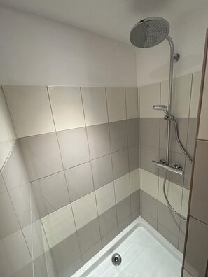 Haartrockner, Handtücher, Seife, Shampoo