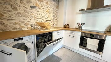 Frigorifero, forno, piano cottura, lavastoviglie