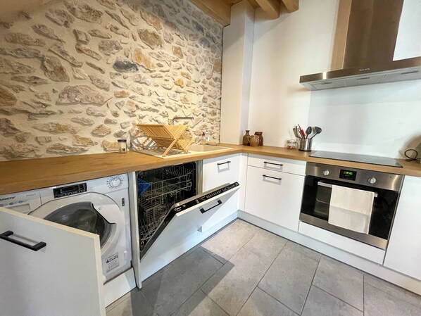 Fridge, oven, stovetop, dishwasher