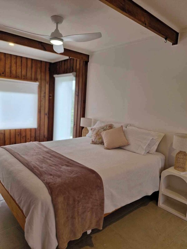 4 bedrooms, iron/ironing board, WiFi, bed sheets