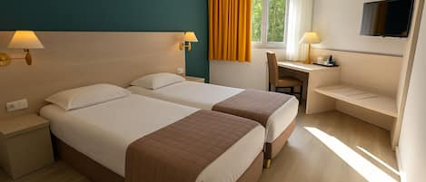 Chambre classique avec lits jumeaux, vue sur le jardin | AccĂšs au Wi-Fi (inclus), accessible en fauteuil roulant