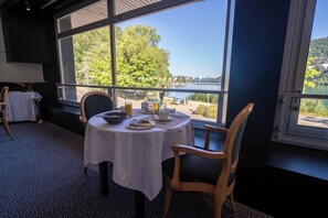 Café da manhã com buffet todos os dias (EUR 15 por pessoa)
