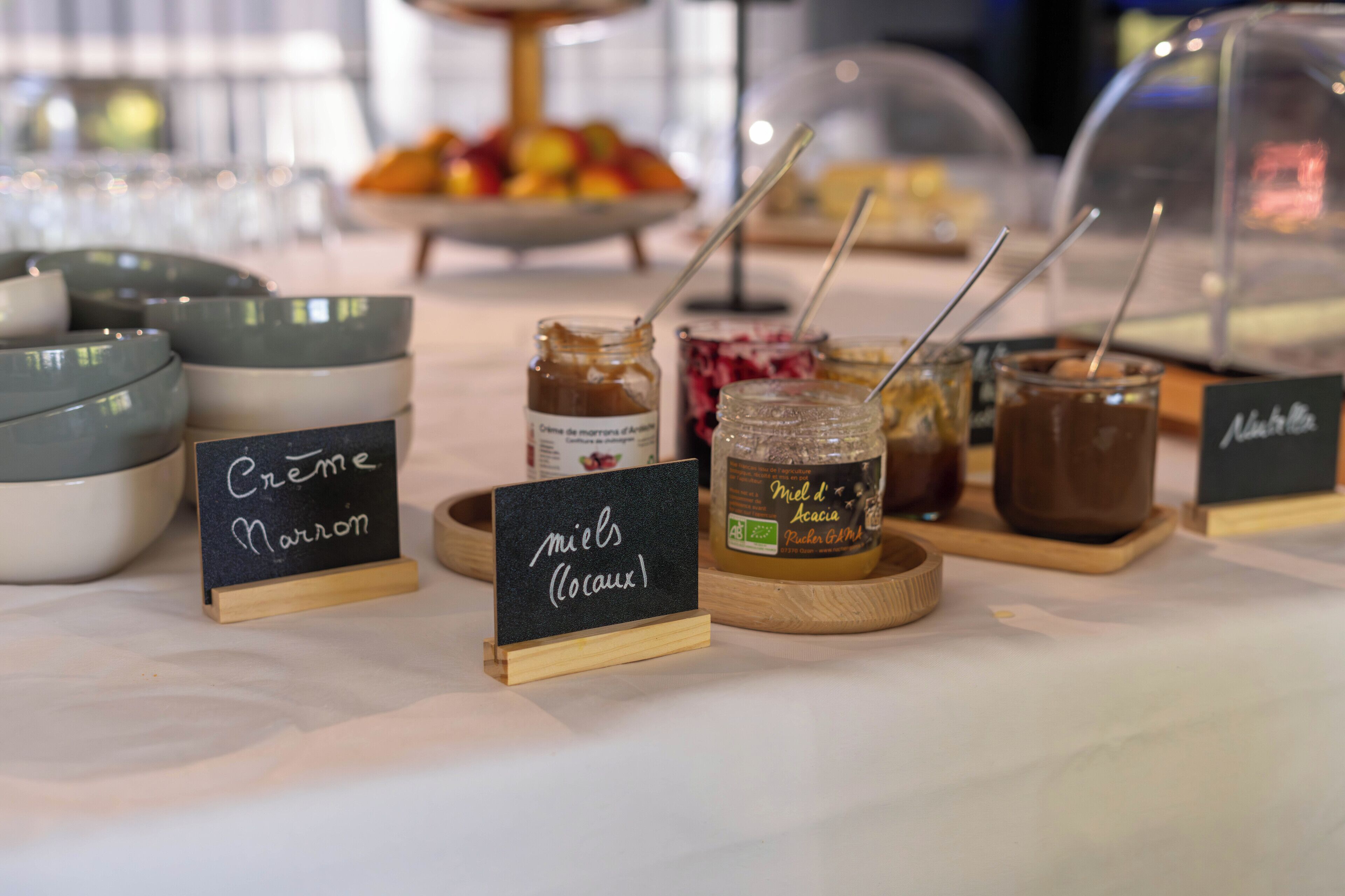 A table with various food items and labels, including 'Crème Naron' and 'miels (Lo caux)'.