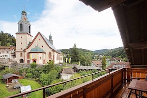Uma varanda com vista para uma igreja e edifícios ao redor.