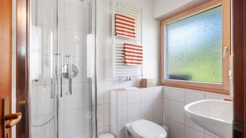 Dusche, Haartrockner, Handtücher