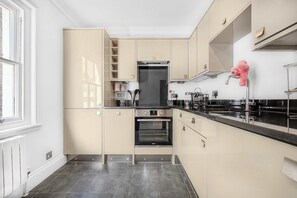 Refrigerador, microondas, placa de cocina, lavavajillas