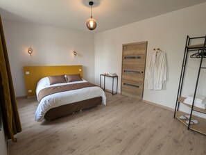 5 bedrooms, free WiFi, bed sheets