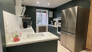 Een koelkast, een microgolfoven, een vaatwasser