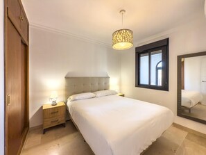 3 bedrooms, free WiFi, bed sheets - House in Estepona with garden and pool access (Estepona)