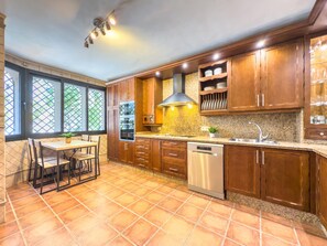 ثلاجة، ميكروويف، فرن، غسالة أطباق