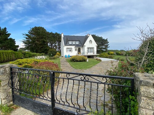 Bright house in Groix with garden