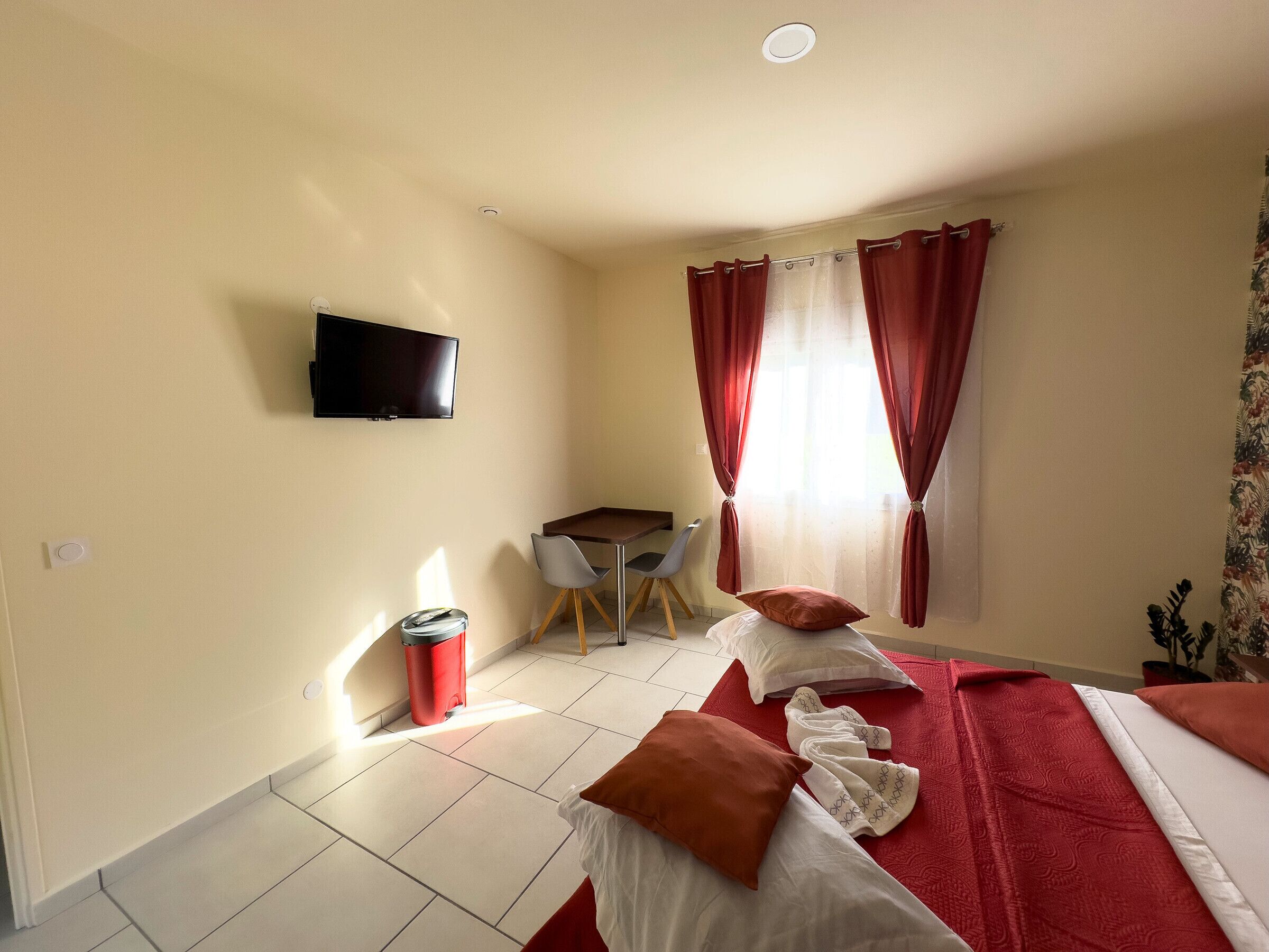 1 bedroom, bed sheets