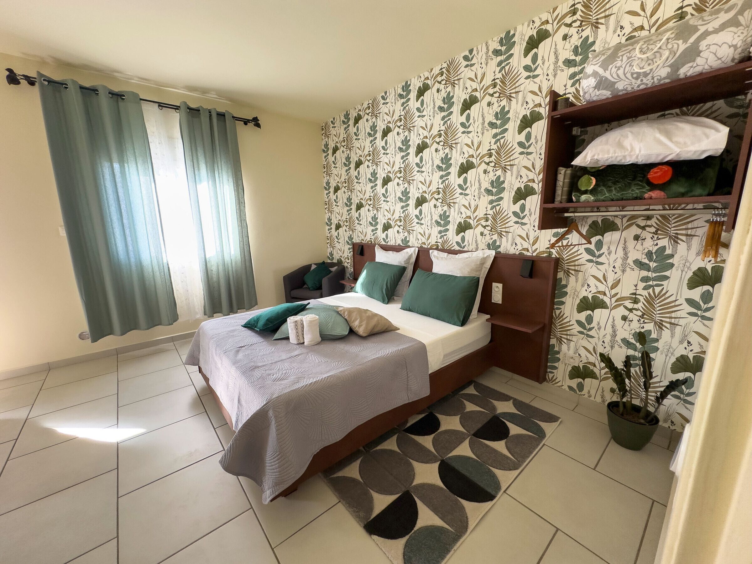 1 bedroom, bed sheets