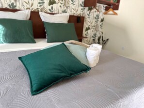 Literie douillette avec des touches de vert apaisantes.