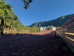 Allée spacieuse menant au gîte, avec vue sur les montagnes.