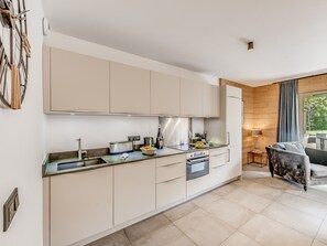 Réfrigérateur, four à micro-ondes, lave-vaisselle, cafetiÚre-théiÚre