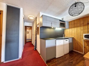 Fridge, microwave, dishwasher, coffee/tea maker