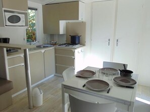 Kühlschrank, Mikrowelle, Wasserkocher mit Kaffee-/Teezubehör, Toaster